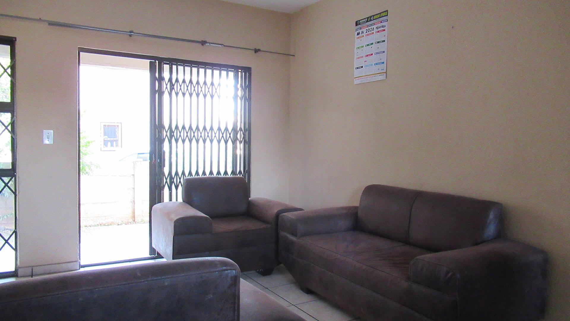 Lounges - 19 square meters of property in Vanderbijlpark