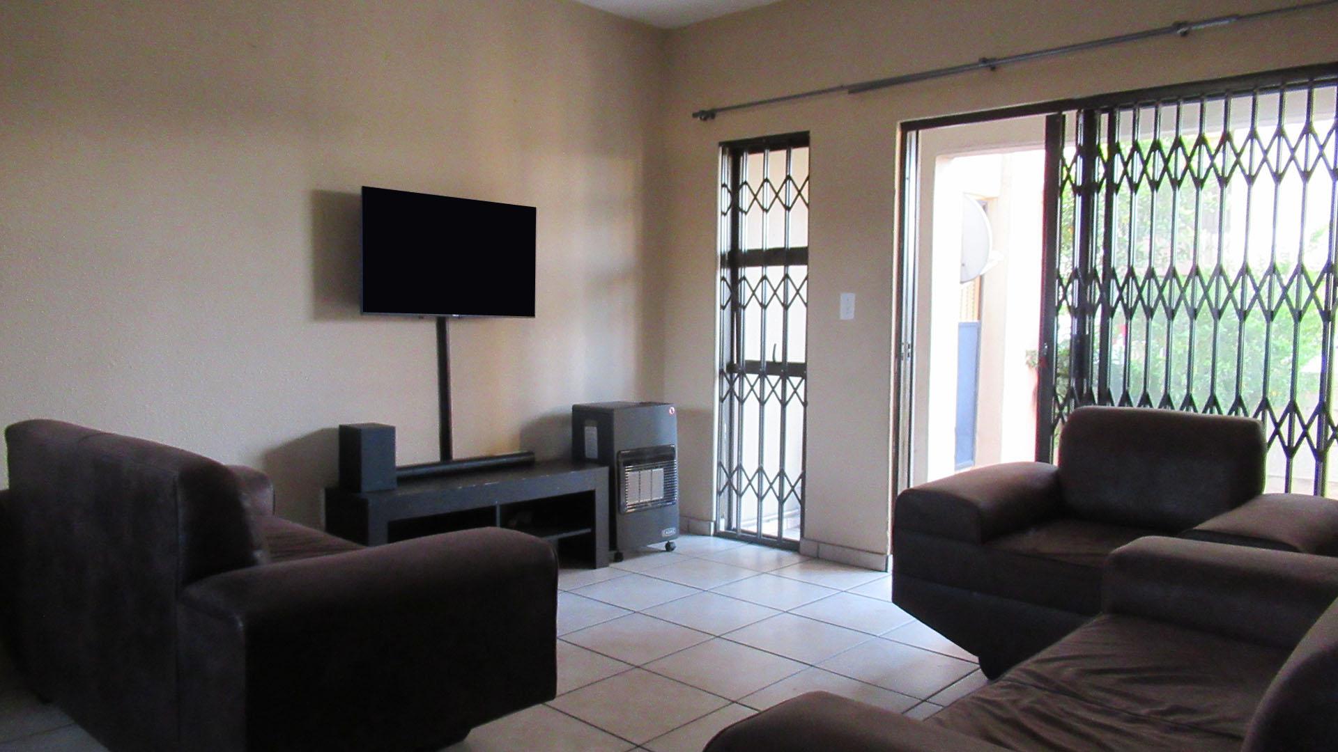Lounges - 19 square meters of property in Vanderbijlpark