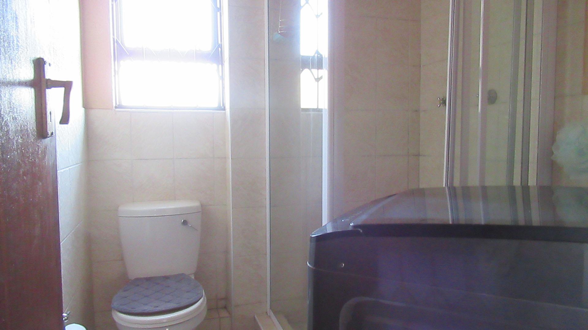 Bathroom 1 - 6 square meters of property in Vanderbijlpark