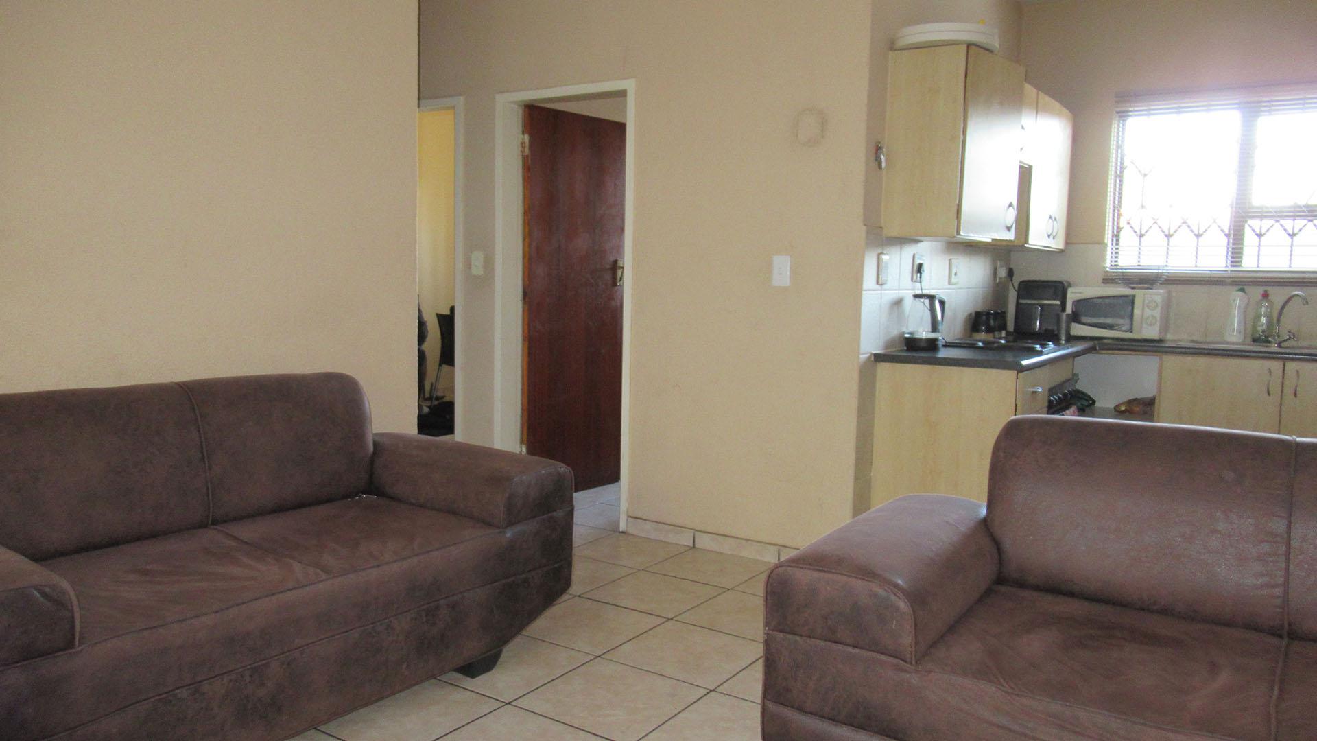 Lounges - 19 square meters of property in Vanderbijlpark