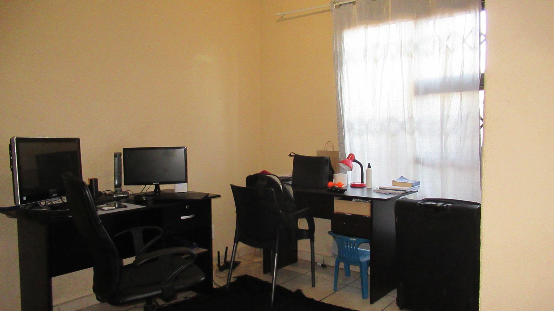 Bed Room 1 - 10 square meters of property in Vanderbijlpark