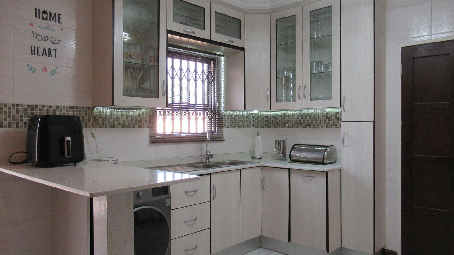 Kitchen - 9 square meters of property in Roodekop