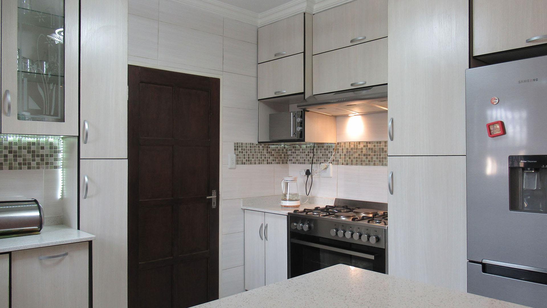 Kitchen - 9 square meters of property in Roodekop