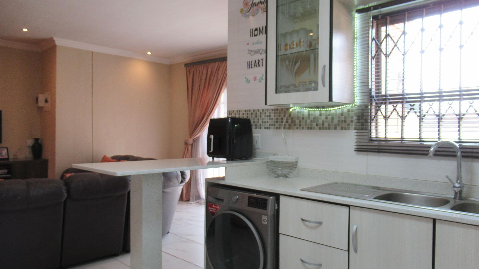 Kitchen - 9 square meters of property in Roodekop