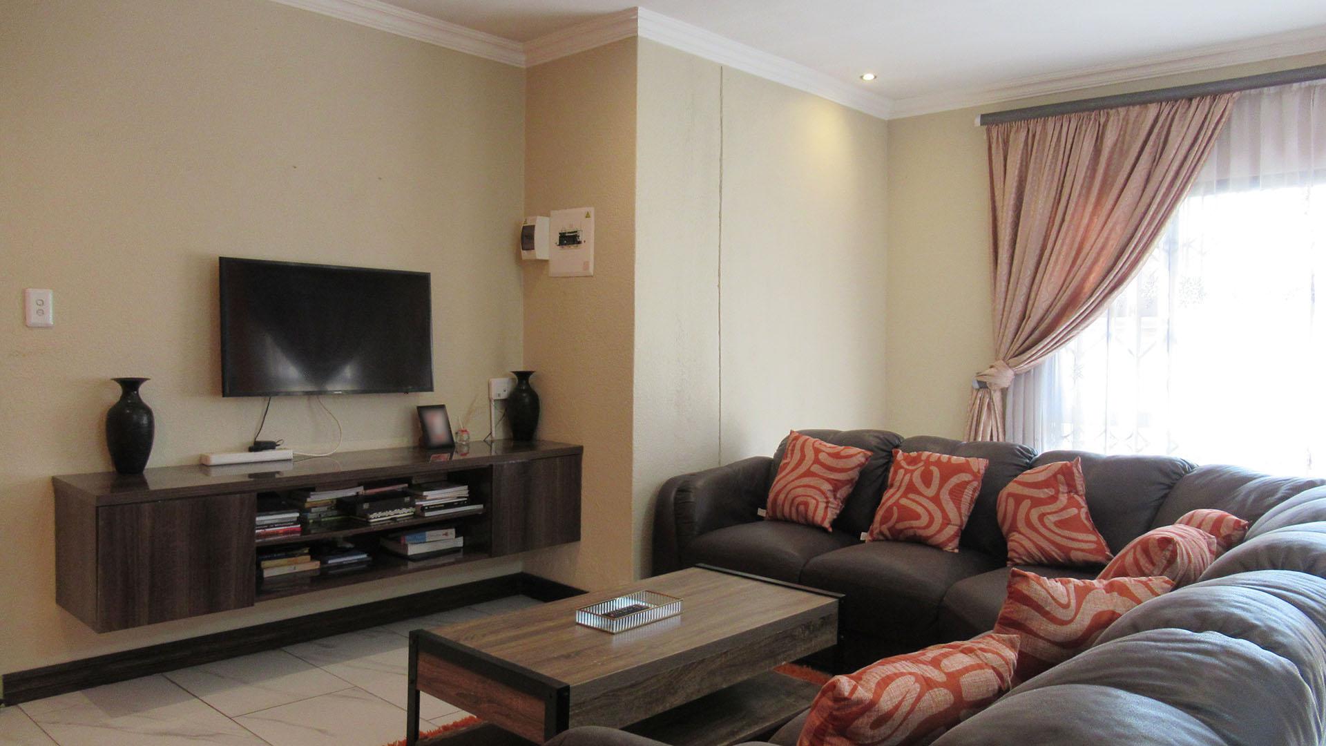 Lounges - 19 square meters of property in Roodekop