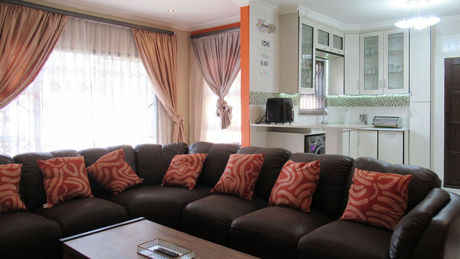 Lounges - 19 square meters of property in Roodekop