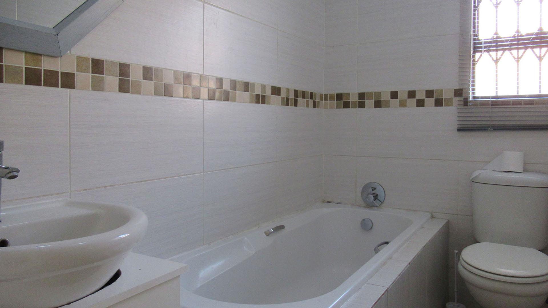 Bathroom 1 - 3 square meters of property in Roodekop