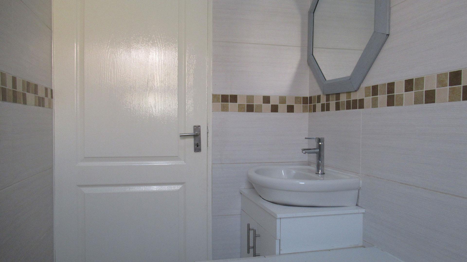 Bathroom 1 - 3 square meters of property in Roodekop