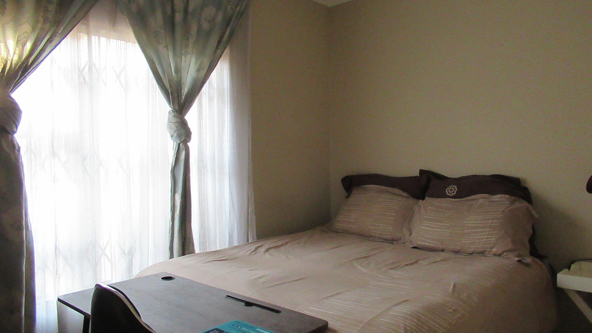 Bed Room 1 - 9 square meters of property in Roodekop