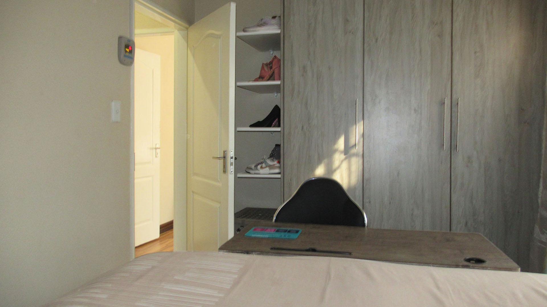 Bed Room 1 - 9 square meters of property in Roodekop