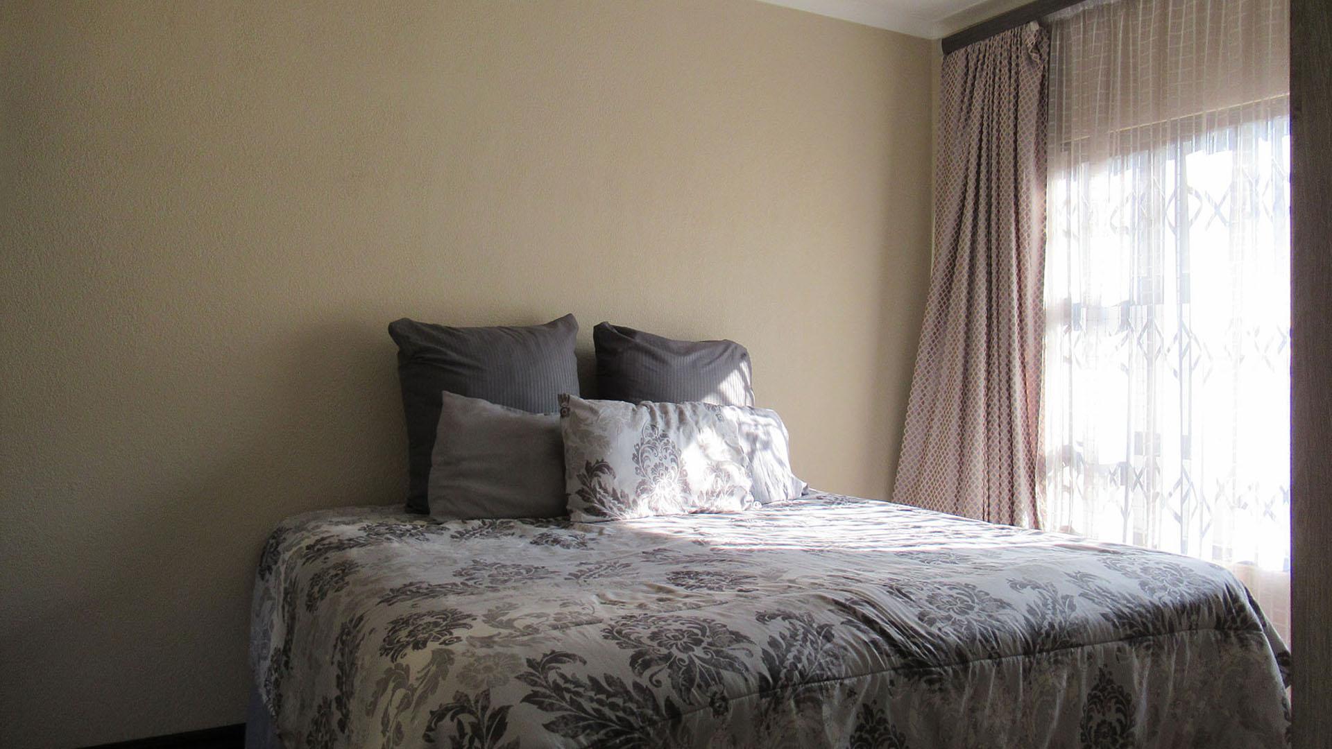 Main Bedroom - 11 square meters of property in Roodekop