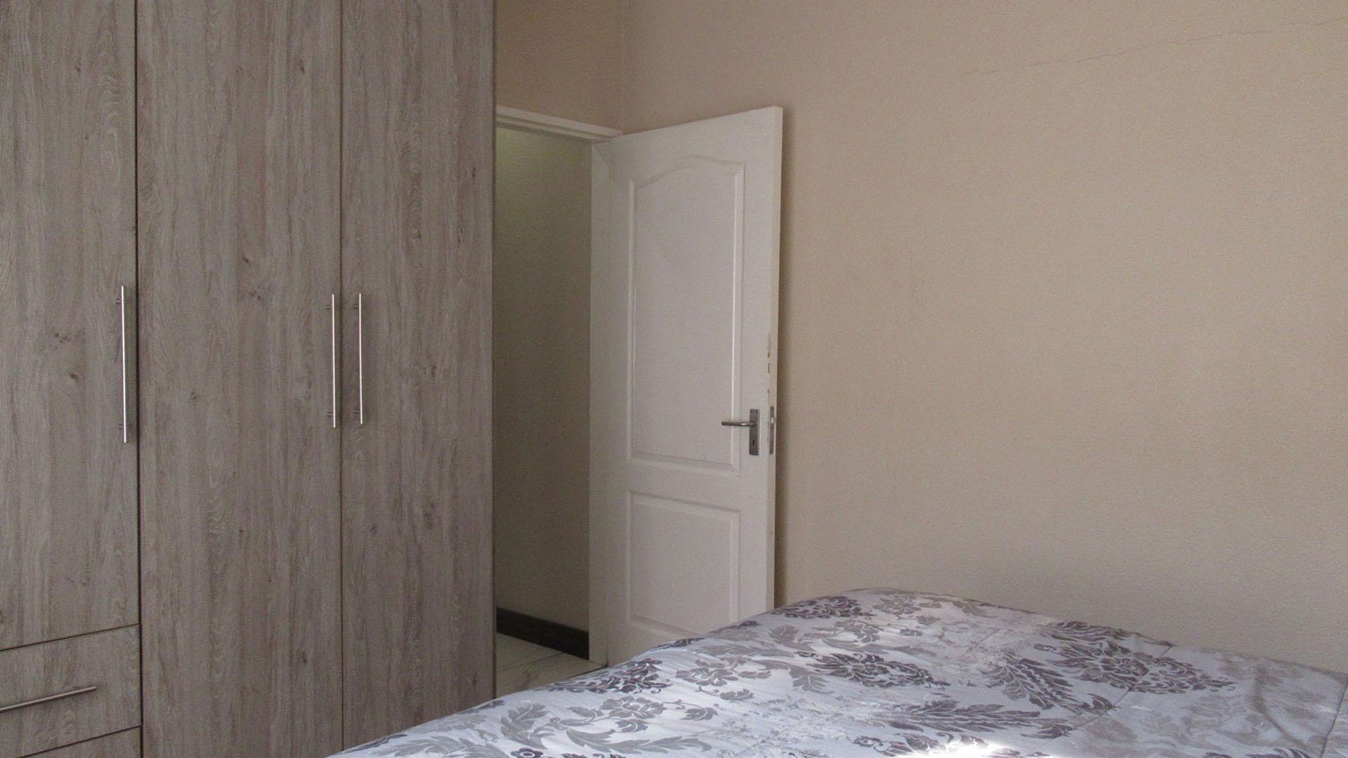 Main Bedroom - 11 square meters of property in Roodekop