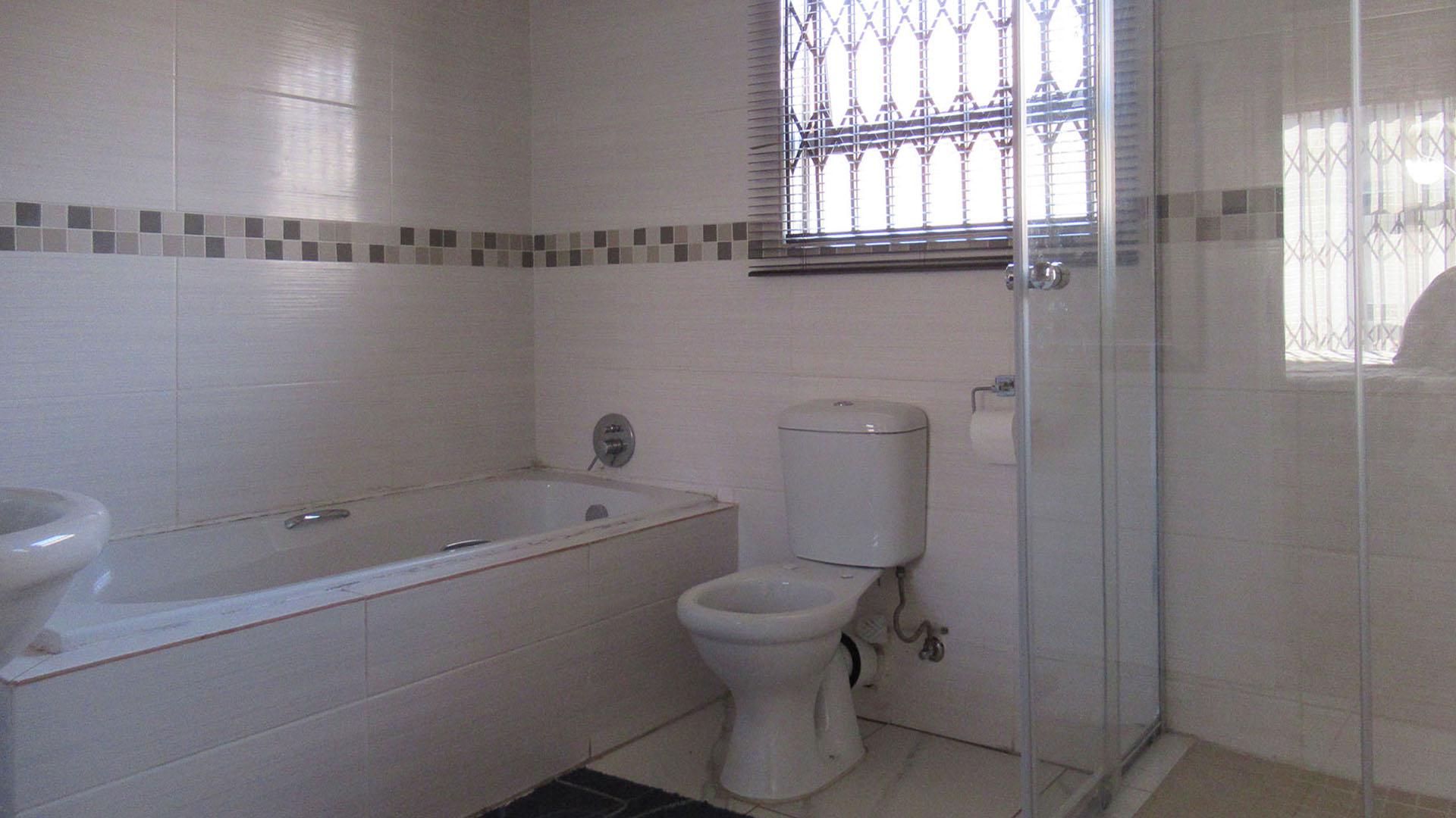 Main Bathroom - 6 square meters of property in Roodekop