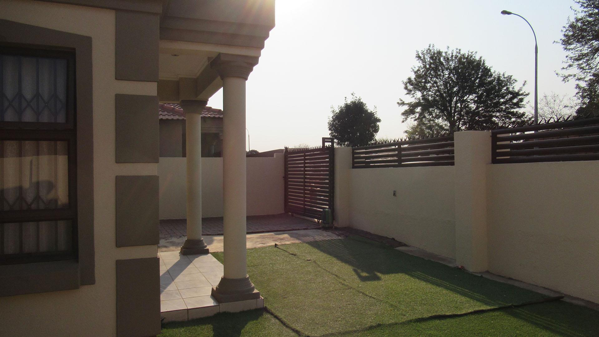 Front View of property in Roodekop