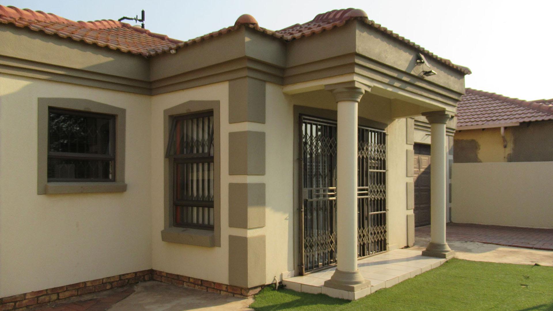 Front View of property in Roodekop