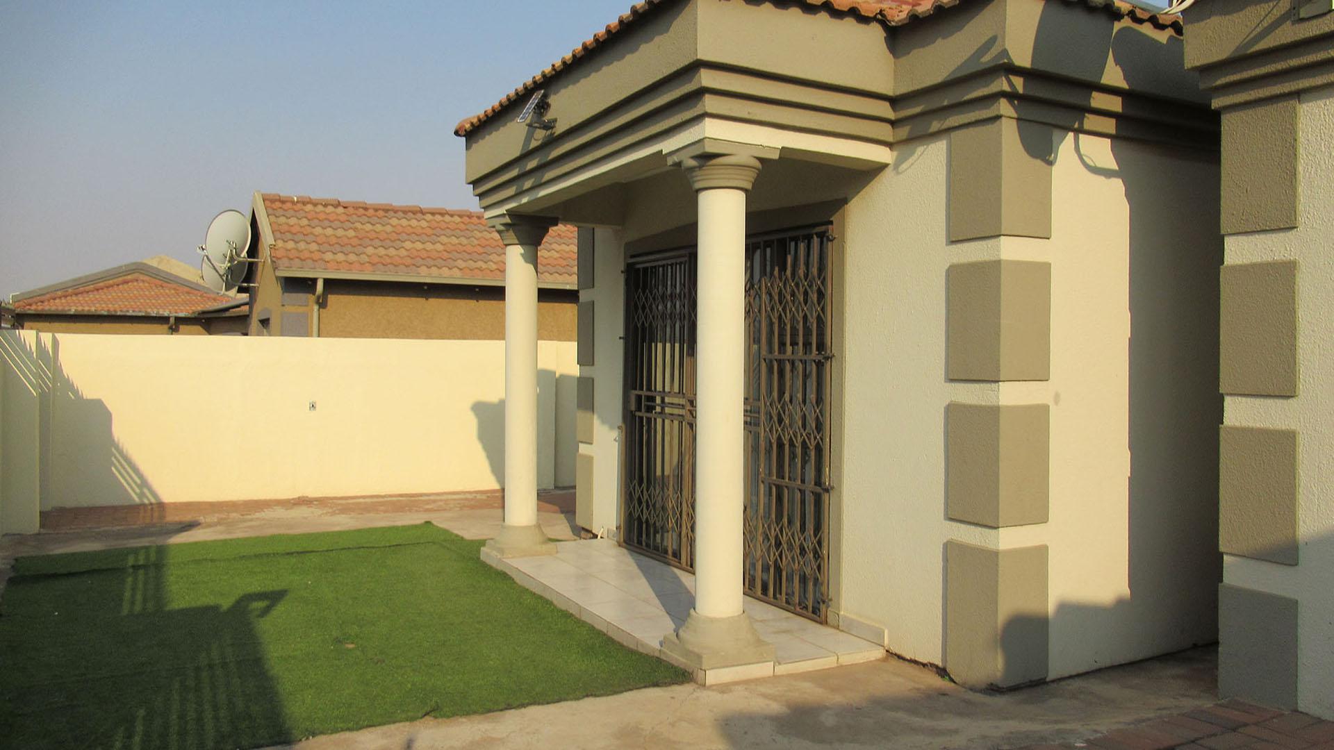 Front View of property in Roodekop