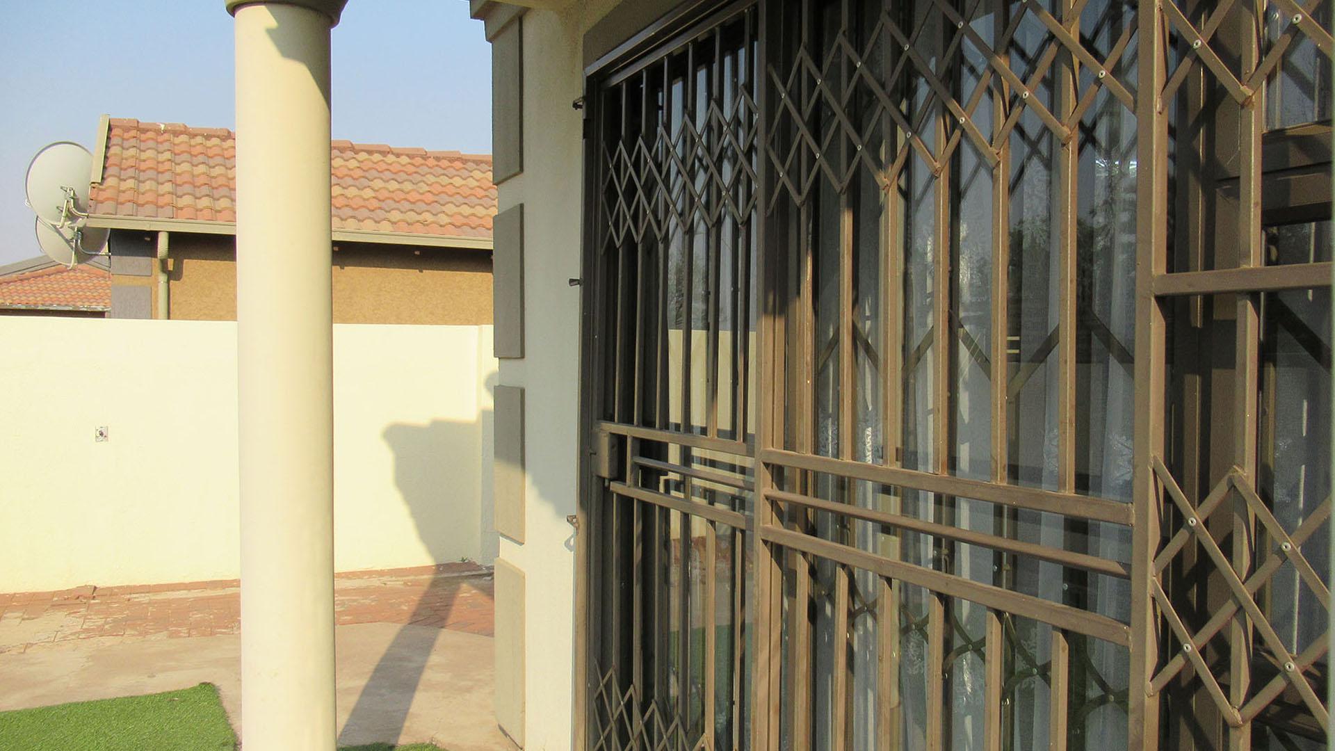Patio - 3 square meters of property in Roodekop