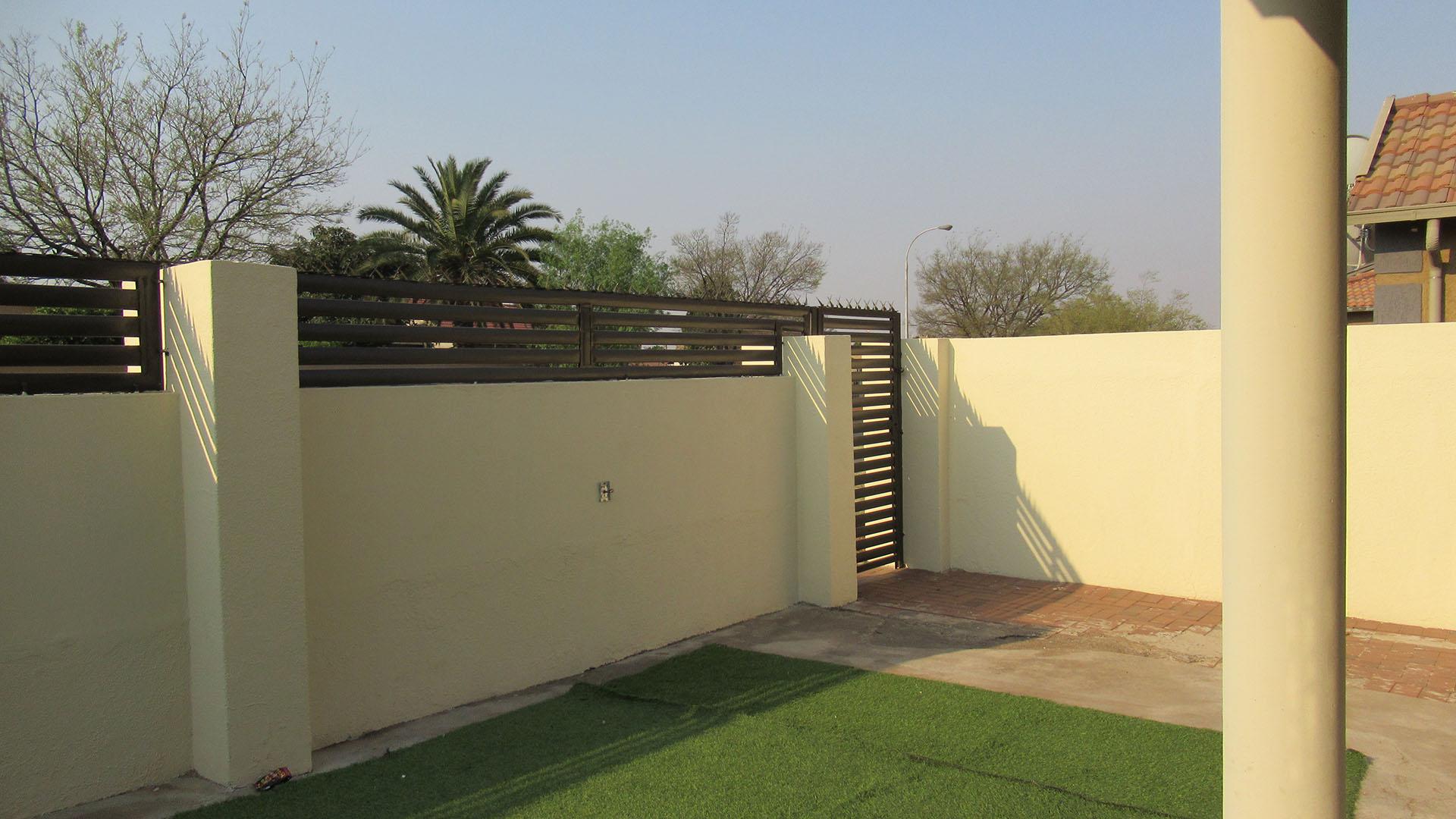 Patio - 3 square meters of property in Roodekop