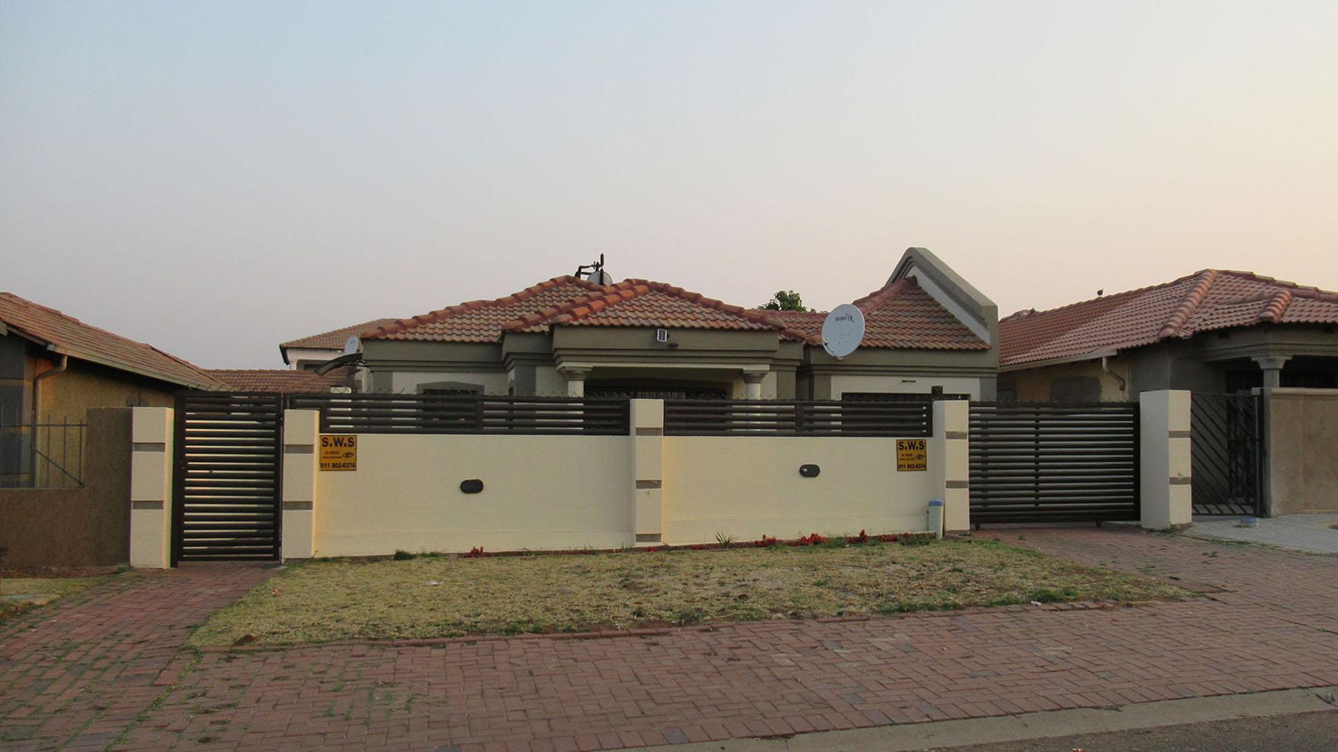 Front View of property in Roodekop