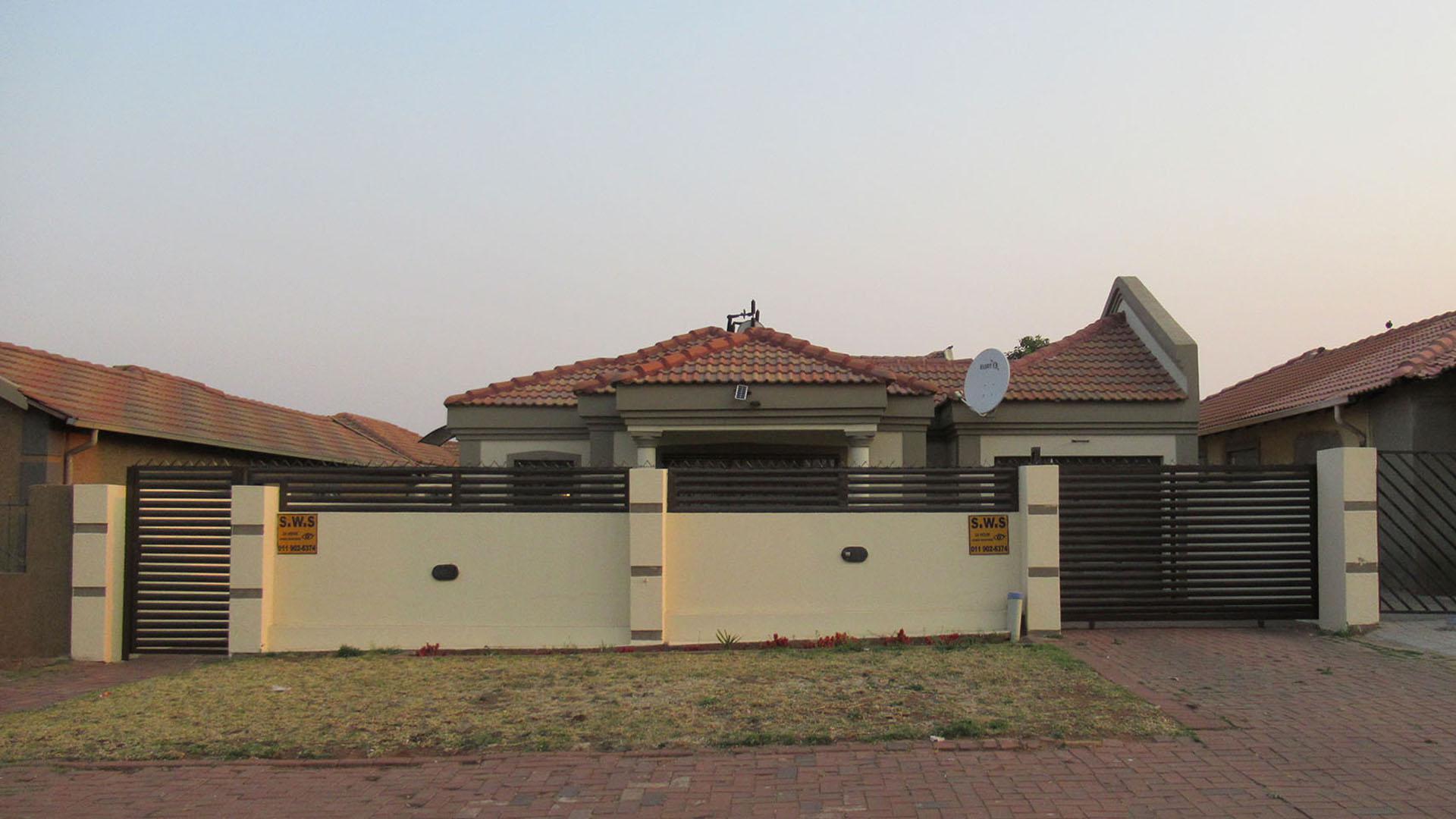 Front View of property in Roodekop