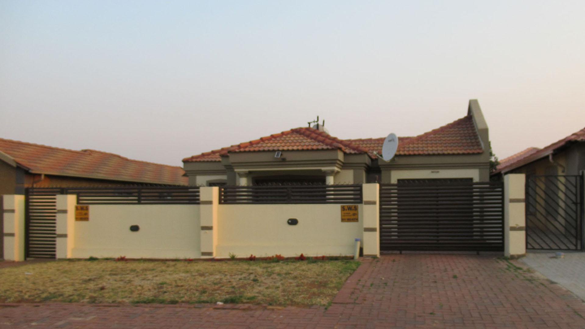 Front View of property in Roodekop