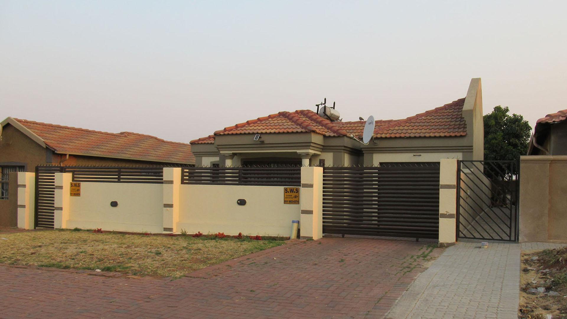 Front View of property in Roodekop