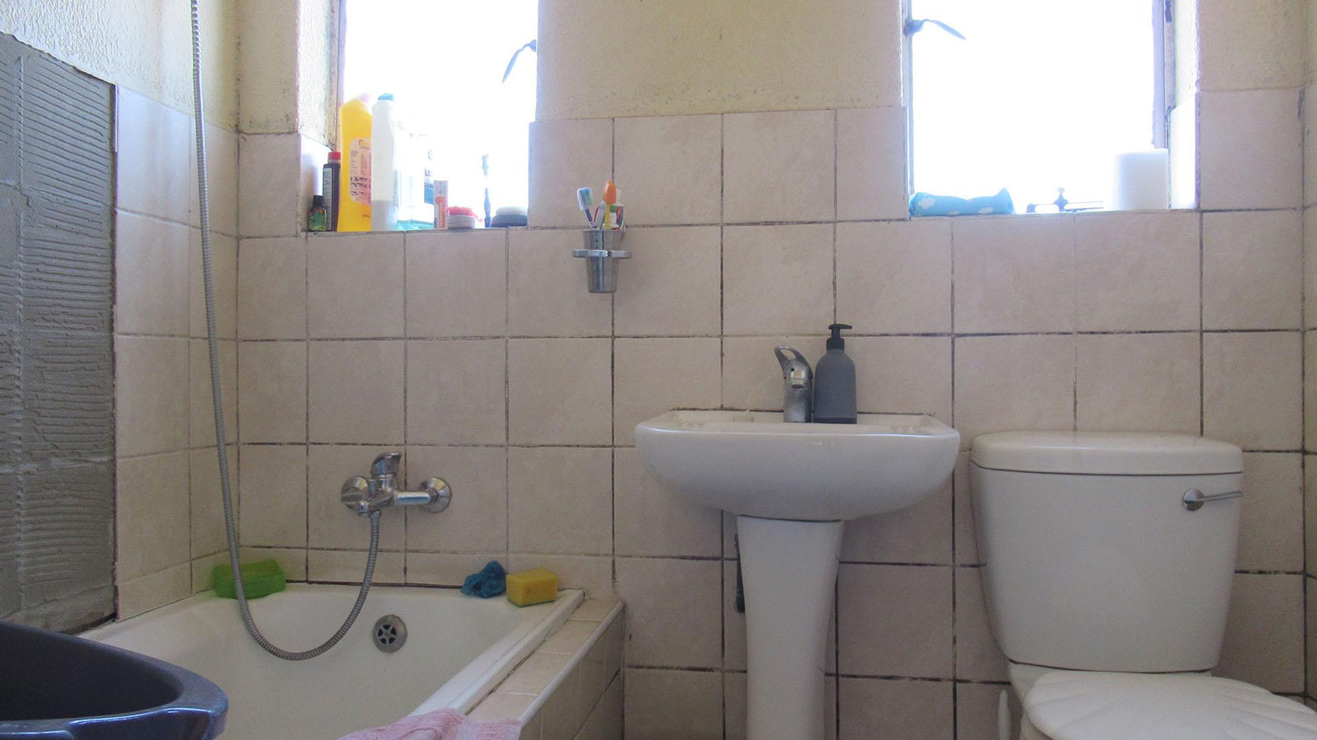Bathroom 1 - 4 square meters of property in Meredale