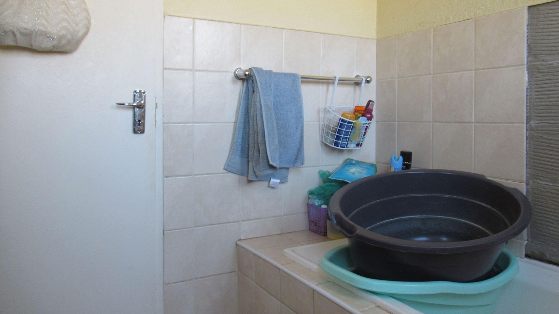 Bathroom 1 - 4 square meters of property in Meredale