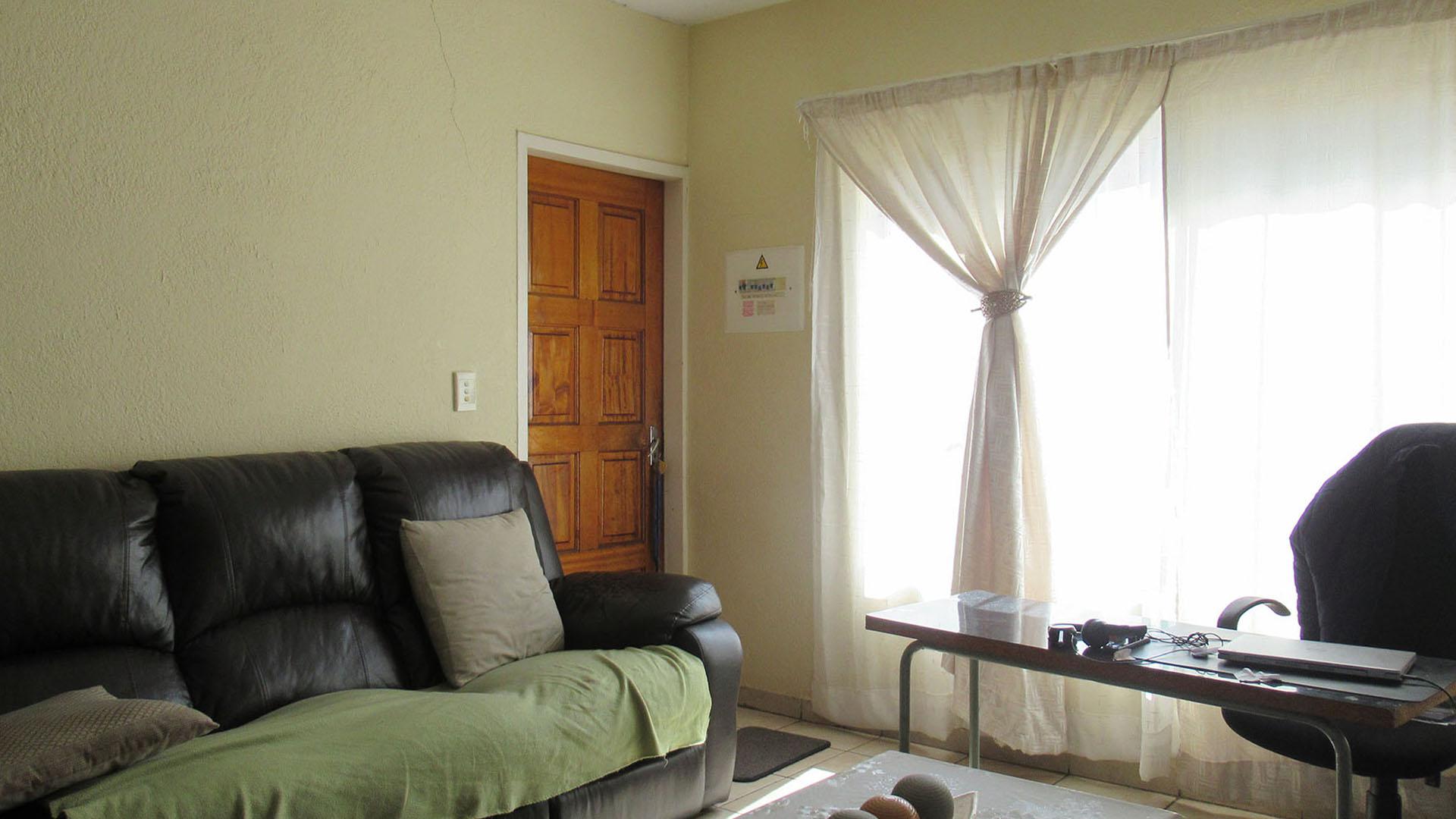 Lounges - 18 square meters of property in Meredale