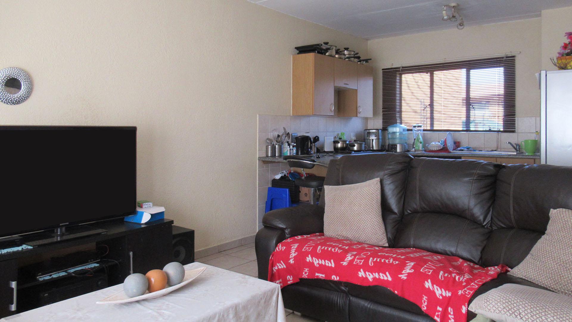 Lounges - 18 square meters of property in Meredale