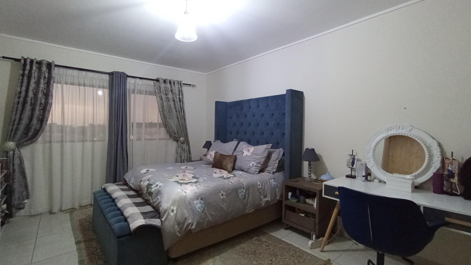 Main Bedroom - 33 square meters of property in Noordhang