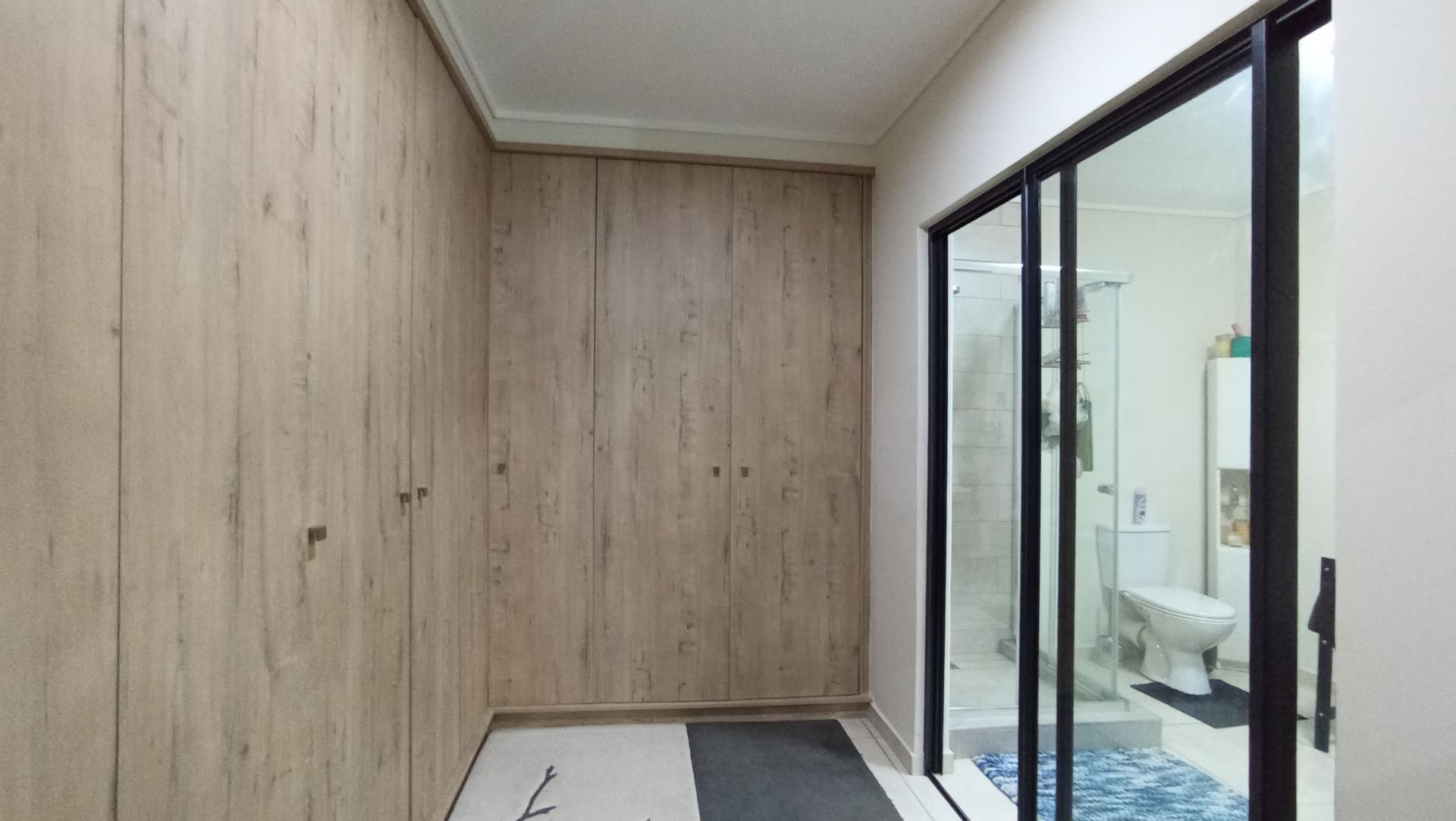 Main Bedroom - 33 square meters of property in Noordhang