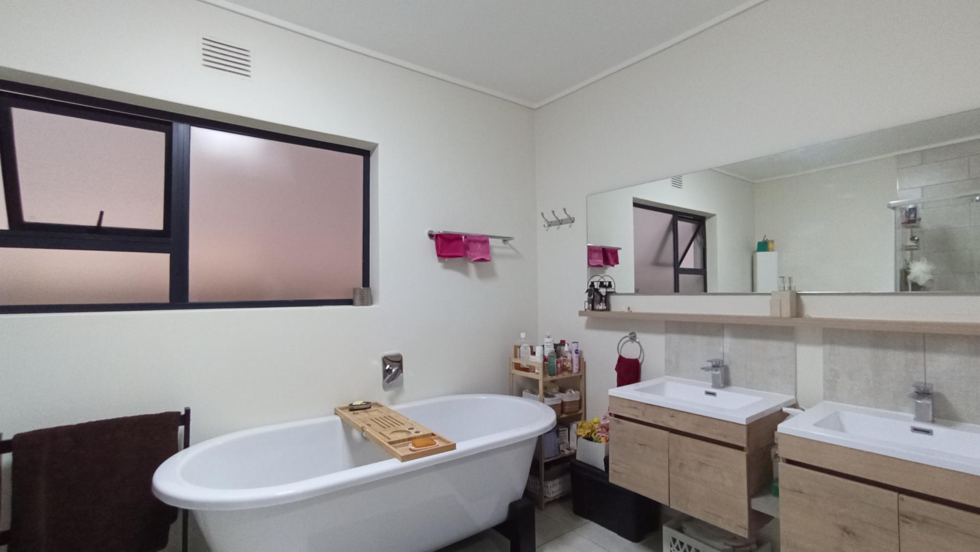 Main Bathroom - 10 square meters of property in Noordhang