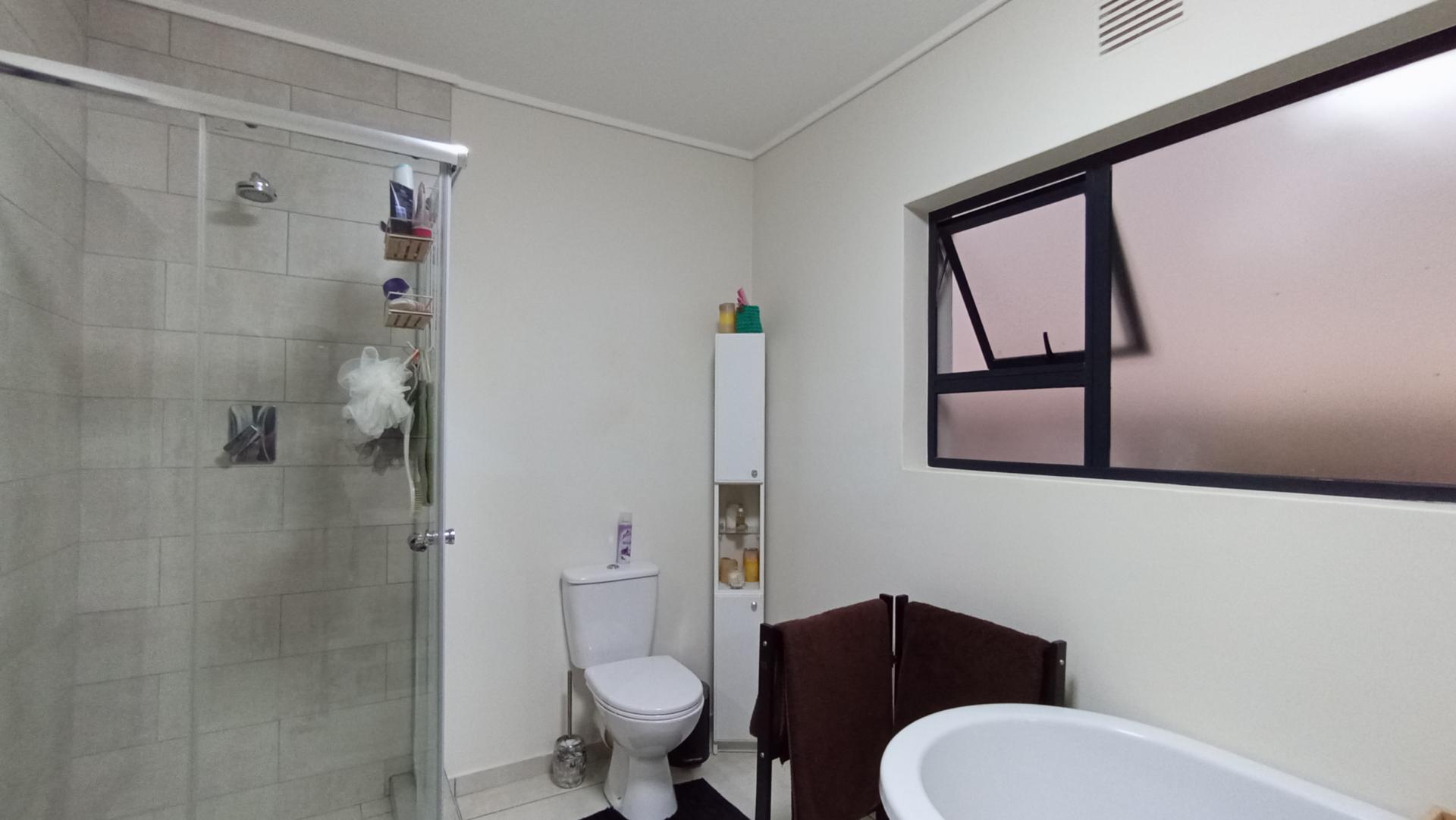 Main Bathroom - 10 square meters of property in Noordhang