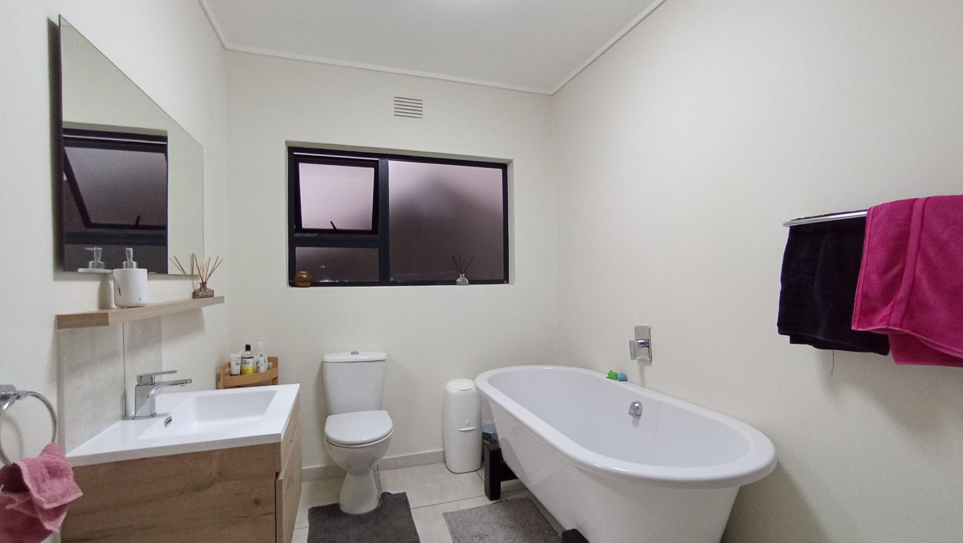 Bathroom 1 - 10 square meters of property in Noordhang