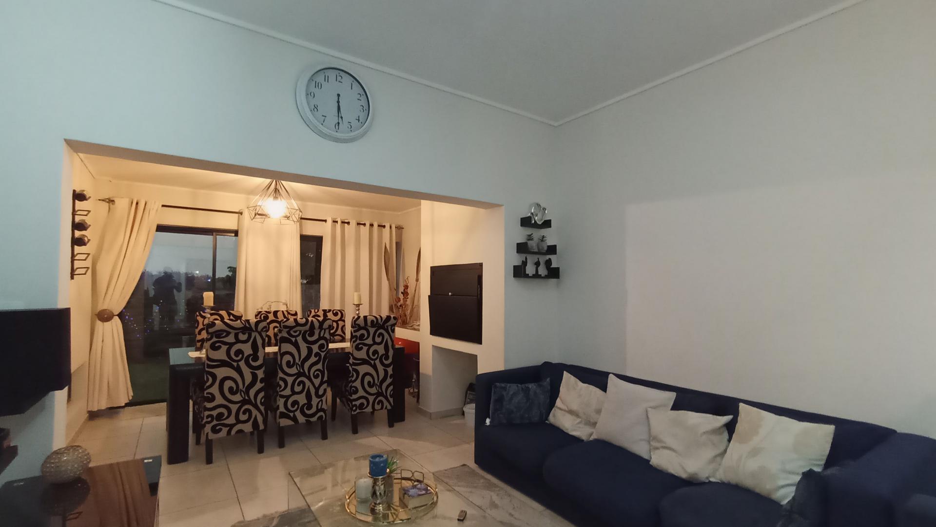 Lounges - 18 square meters of property in Noordhang