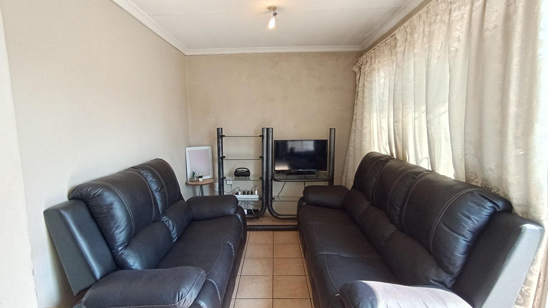 Lounges - 9 square meters of property in Bonela