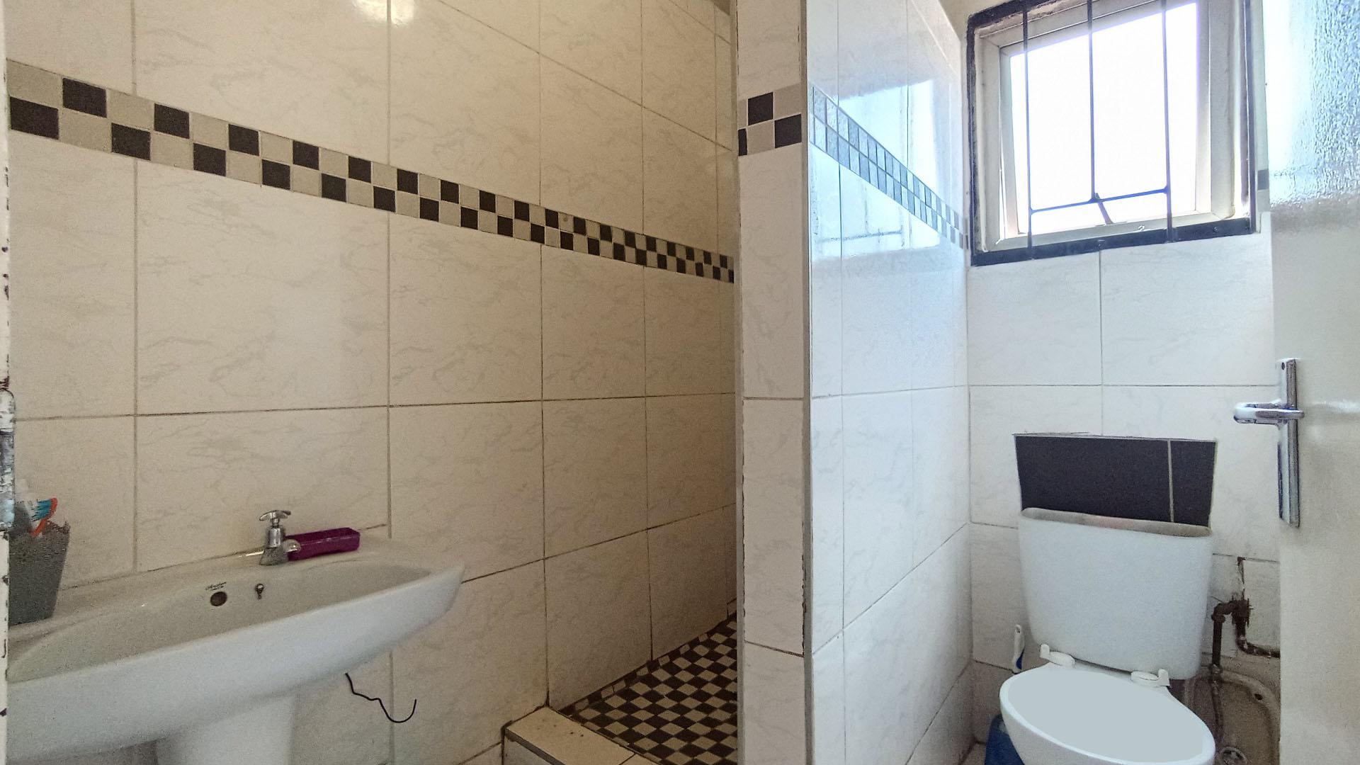Bathroom 1 - 4 square meters of property in Bonela