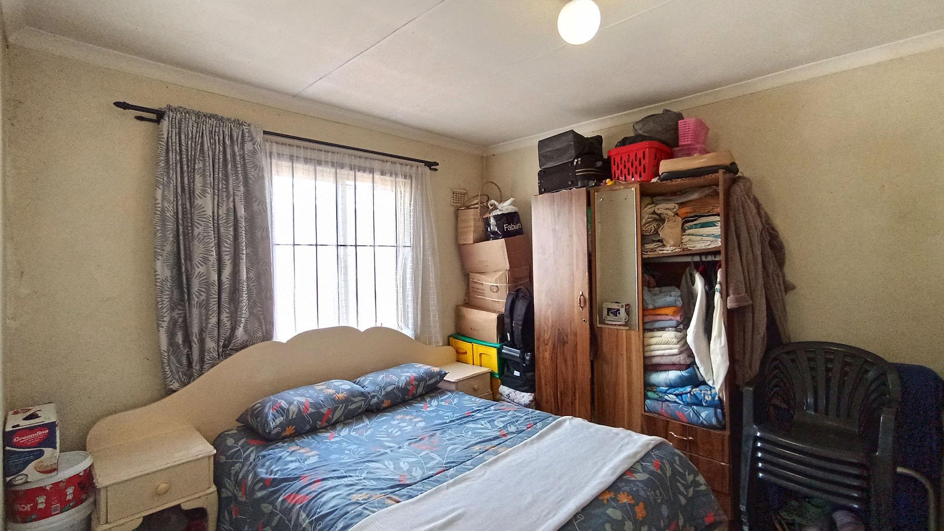 Bed Room 2 - 12 square meters of property in Bonela