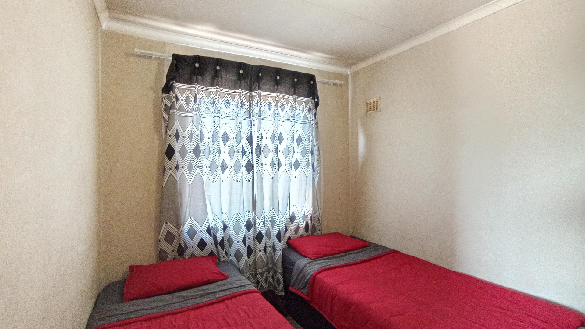 Bed Room 1 - 8 square meters of property in Bonela