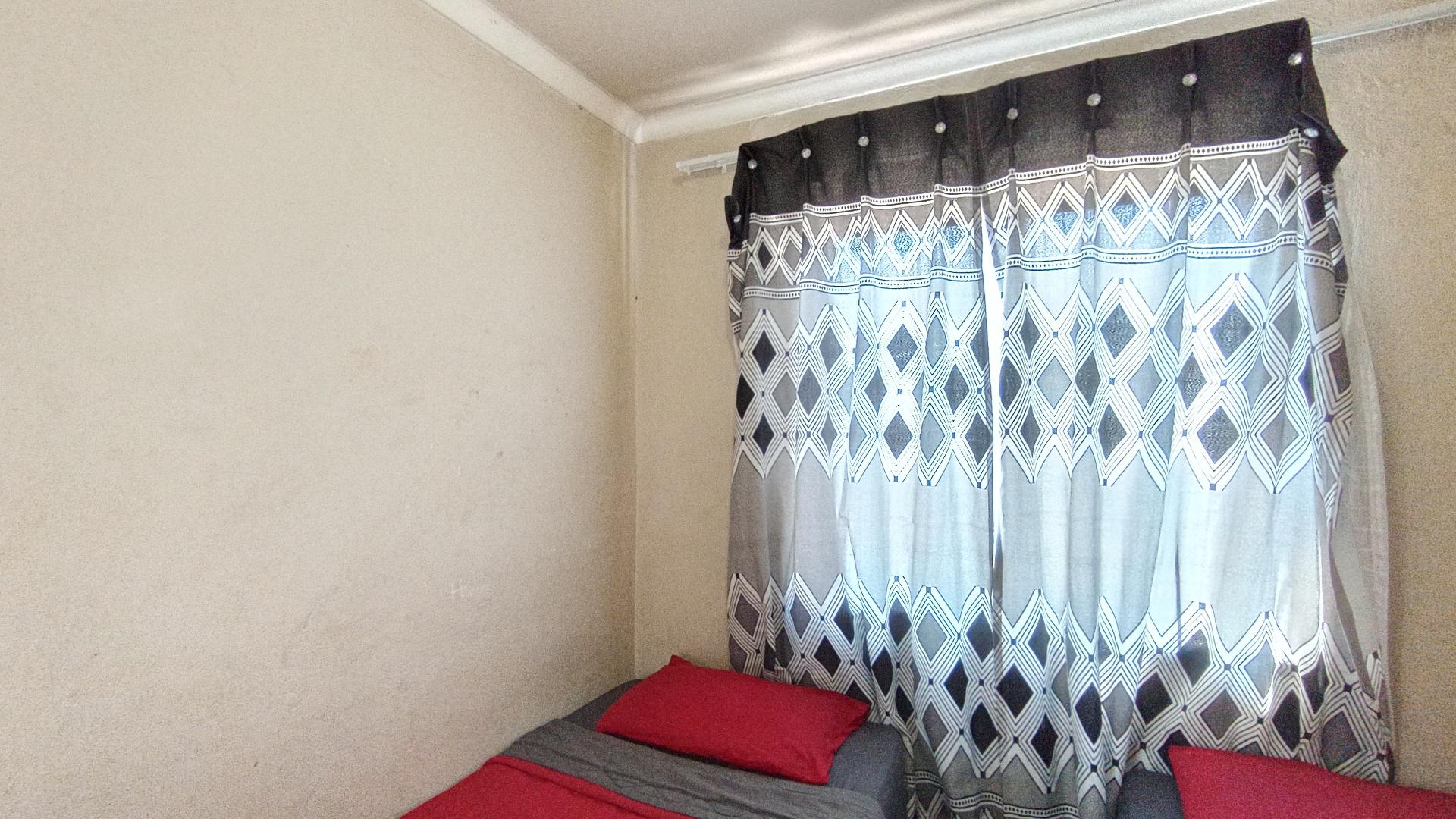 Bed Room 1 - 8 square meters of property in Bonela