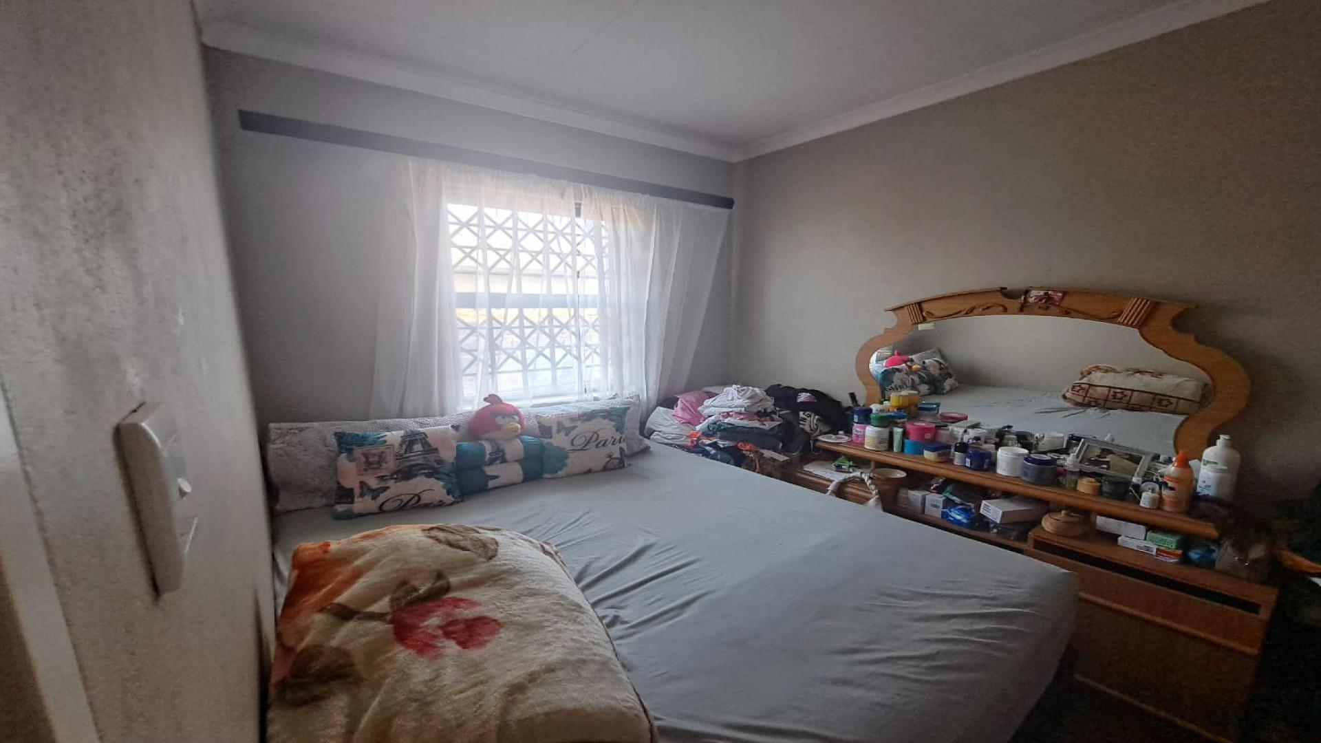 Bed Room 1 of property in Protea Glen