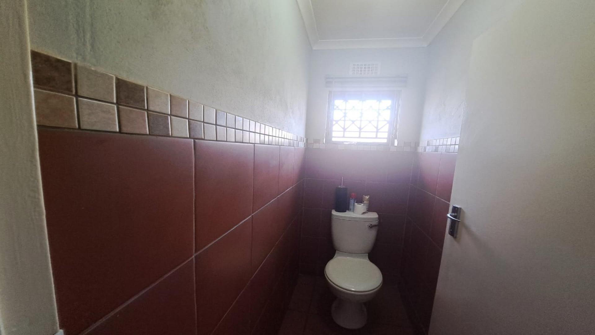 Bathroom 1 of property in Protea Glen