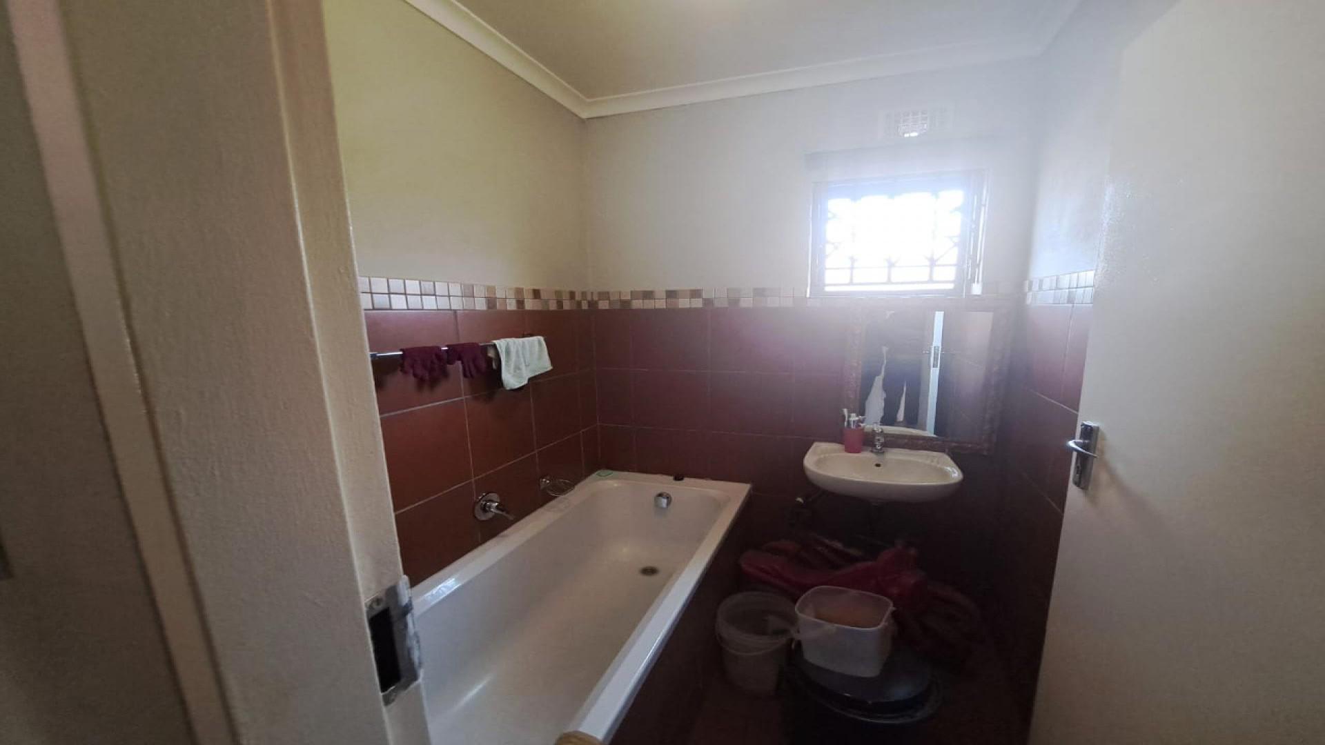 Bathroom 2 of property in Protea Glen