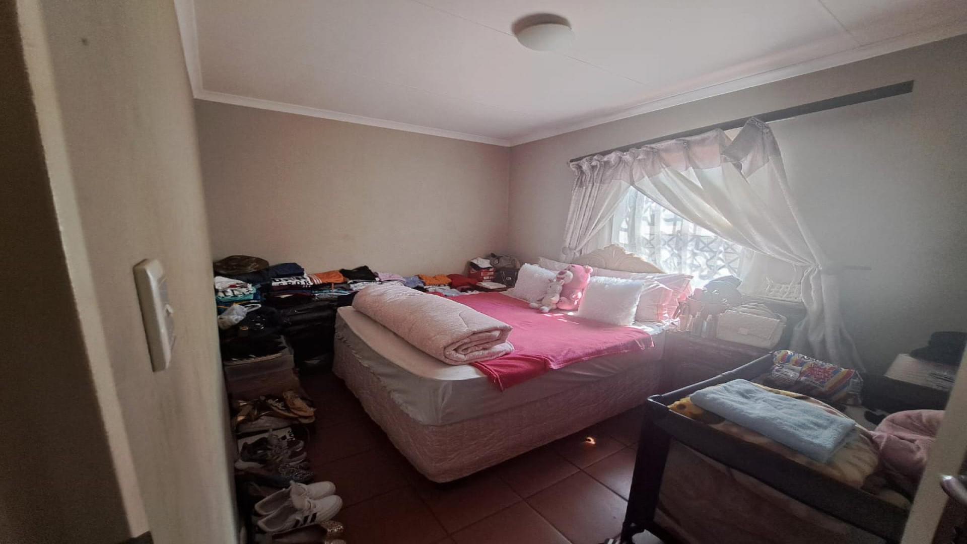 Bed Room 2 of property in Protea Glen