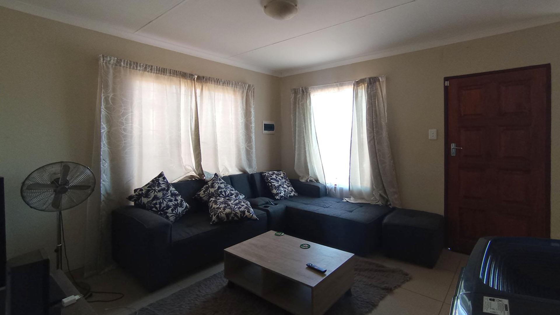 Lounges - 15 square meters of property in Soshanguve