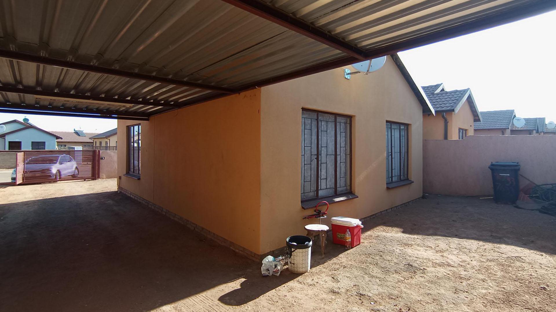 Carport  - 21 square meters of property in Soshanguve