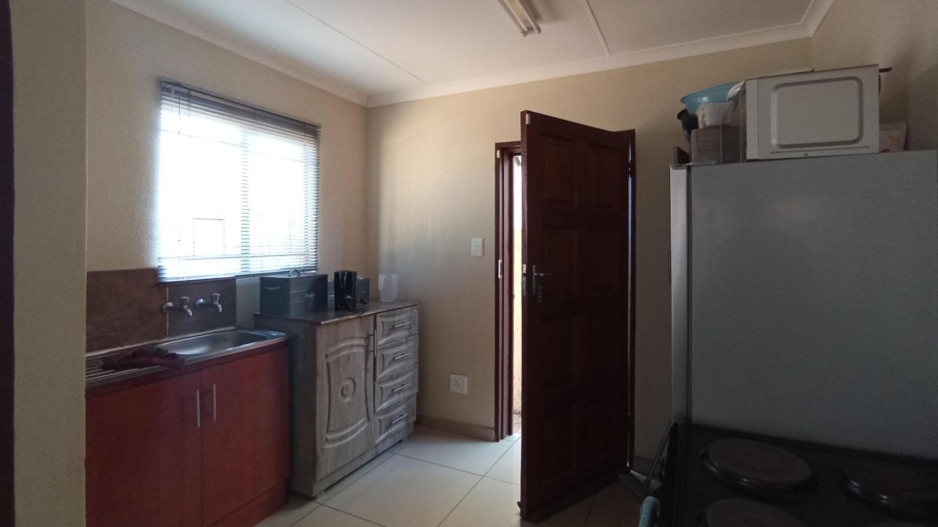 Kitchen - 7 square meters of property in Soshanguve