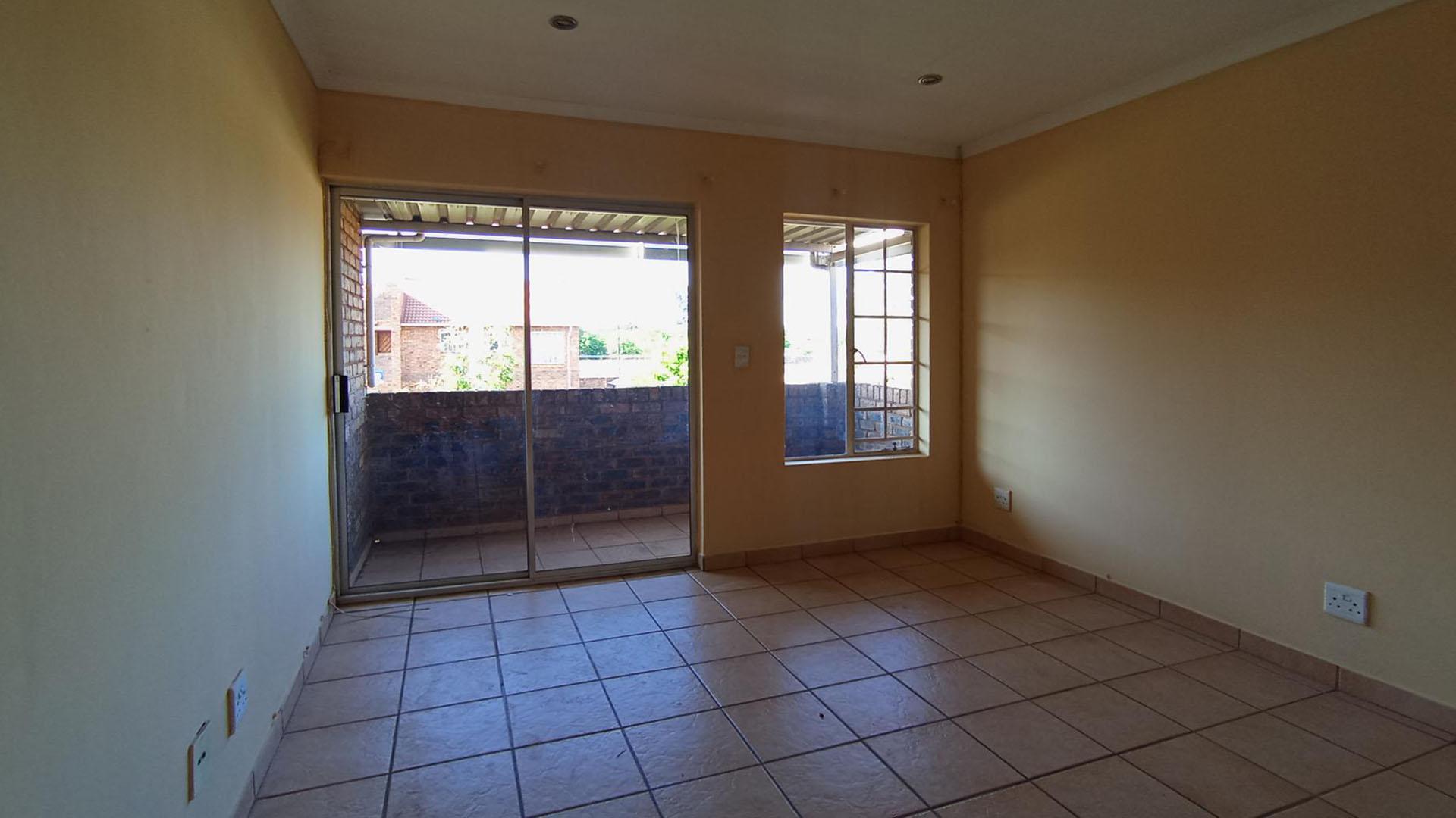 Lounges - 15 square meters of property in Clarina