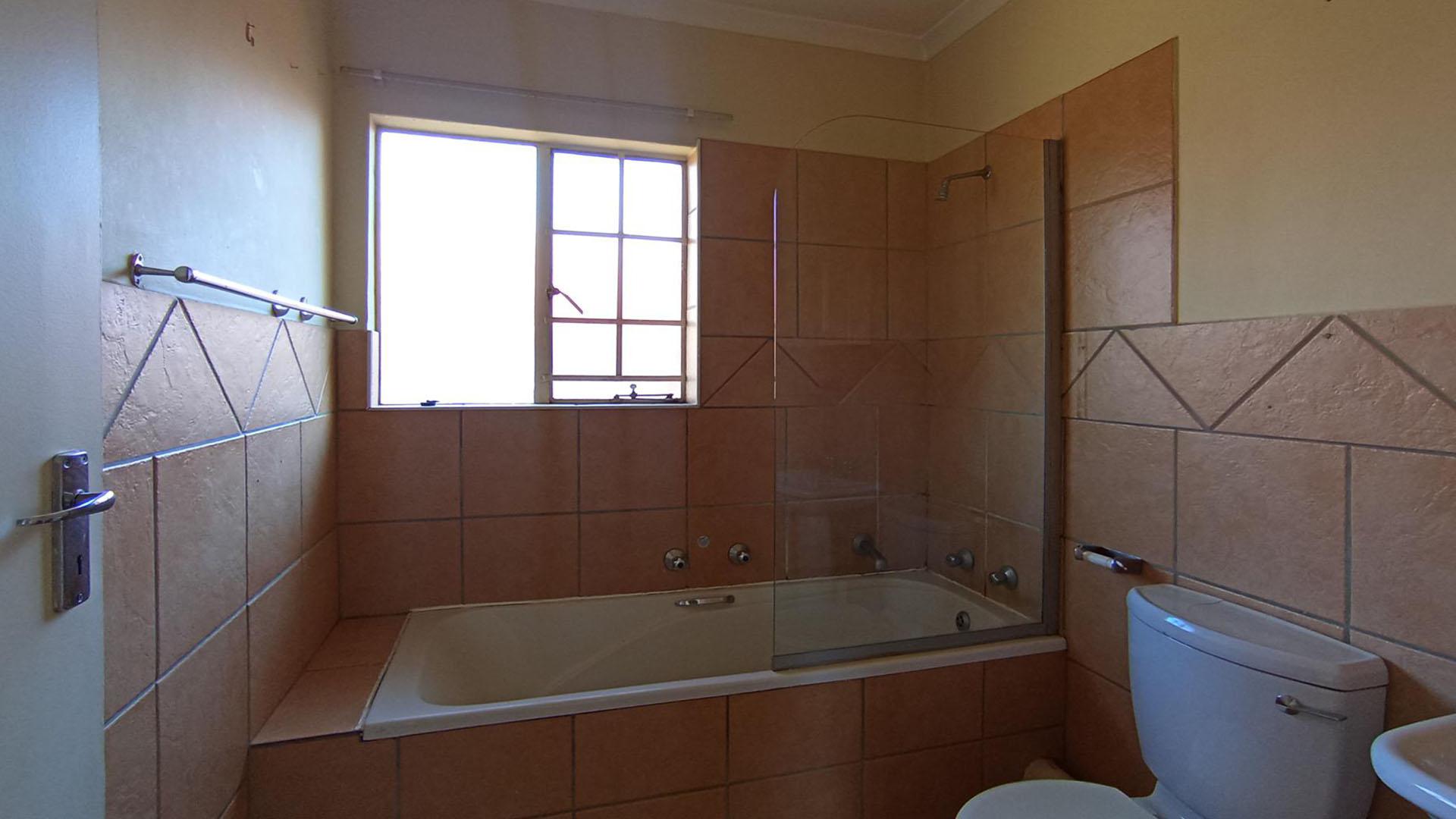 Bathroom 1 - 5 square meters of property in Clarina